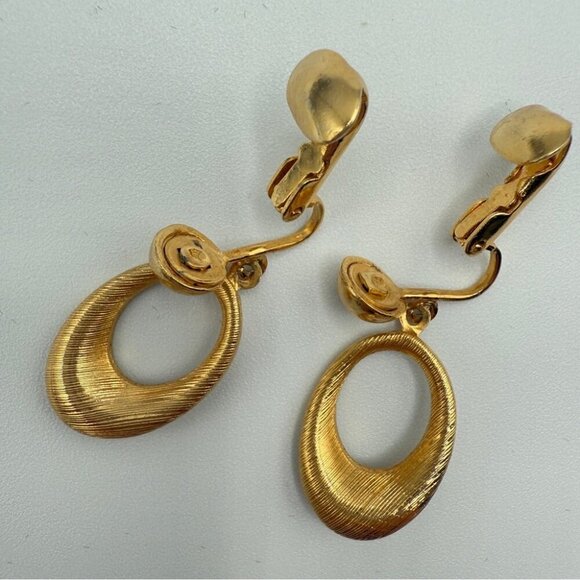 Brushed Gold Tone Vintage Clip On Circular Hoop Earrings Bonus Matching Pin - Picture 9 of 9
